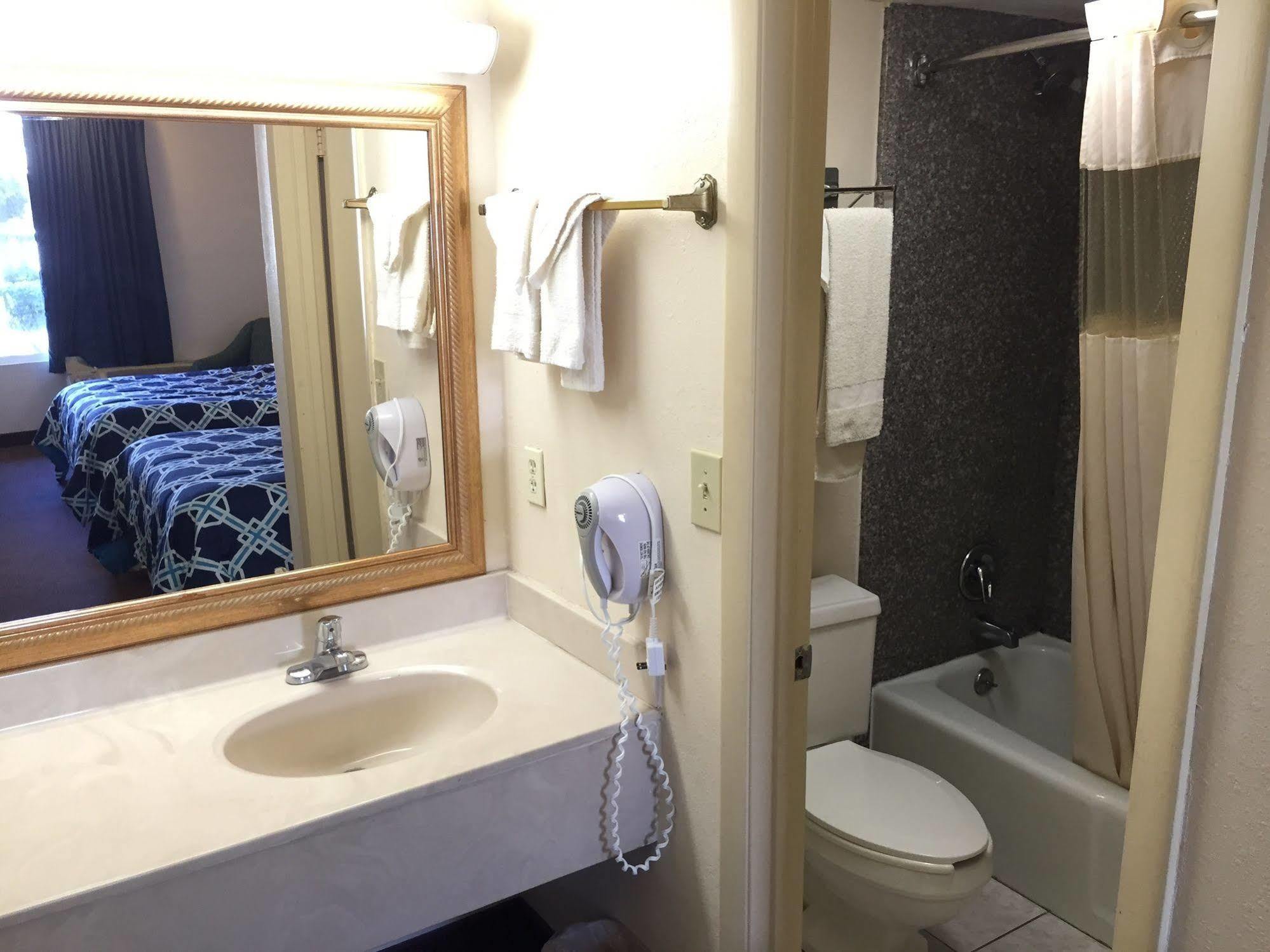 Budget Inn Of Деленд Экстерьер фото